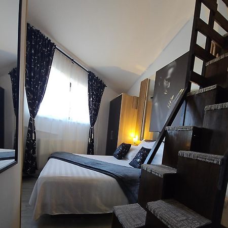 Hotel Theline Bucarest Esterno foto