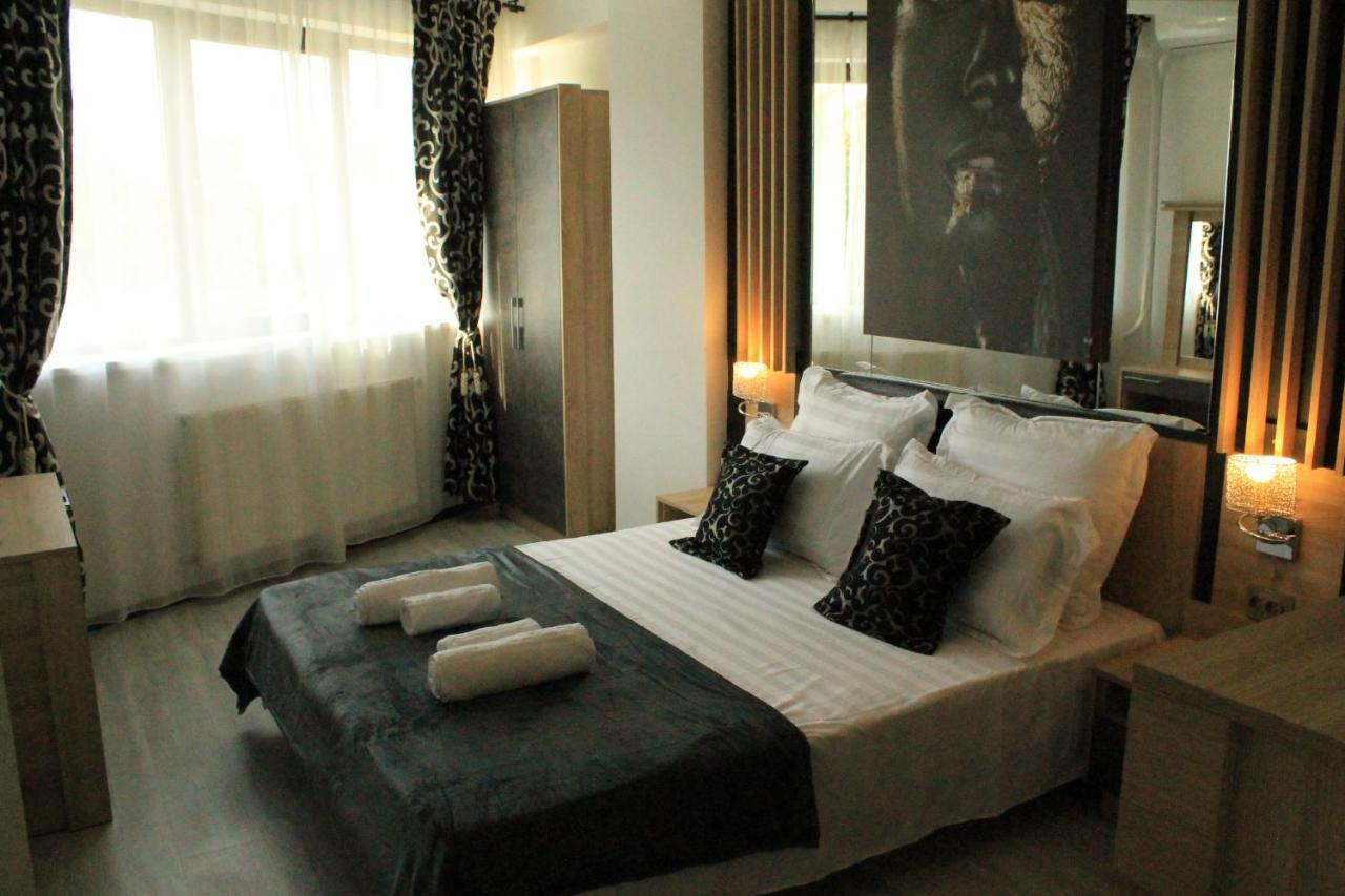 Hotel Theline Bucarest Esterno foto