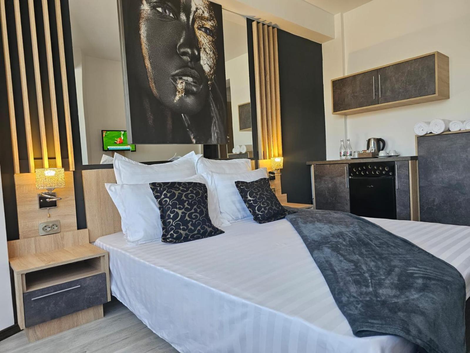 Hotel Theline Bucarest Esterno foto