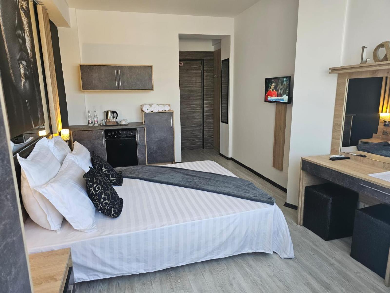 Hotel Theline Bucarest Esterno foto
