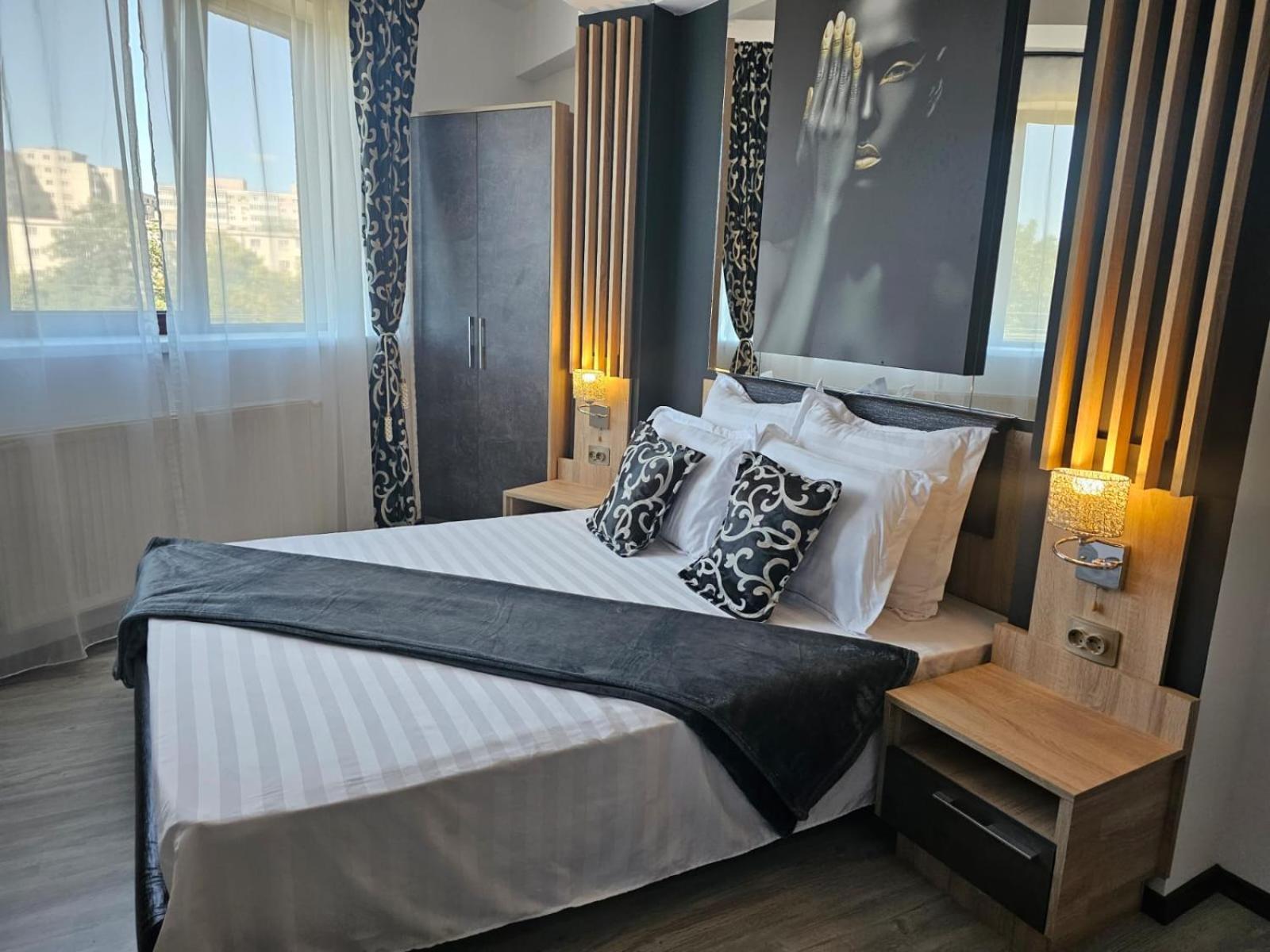Hotel Theline Bucarest Esterno foto