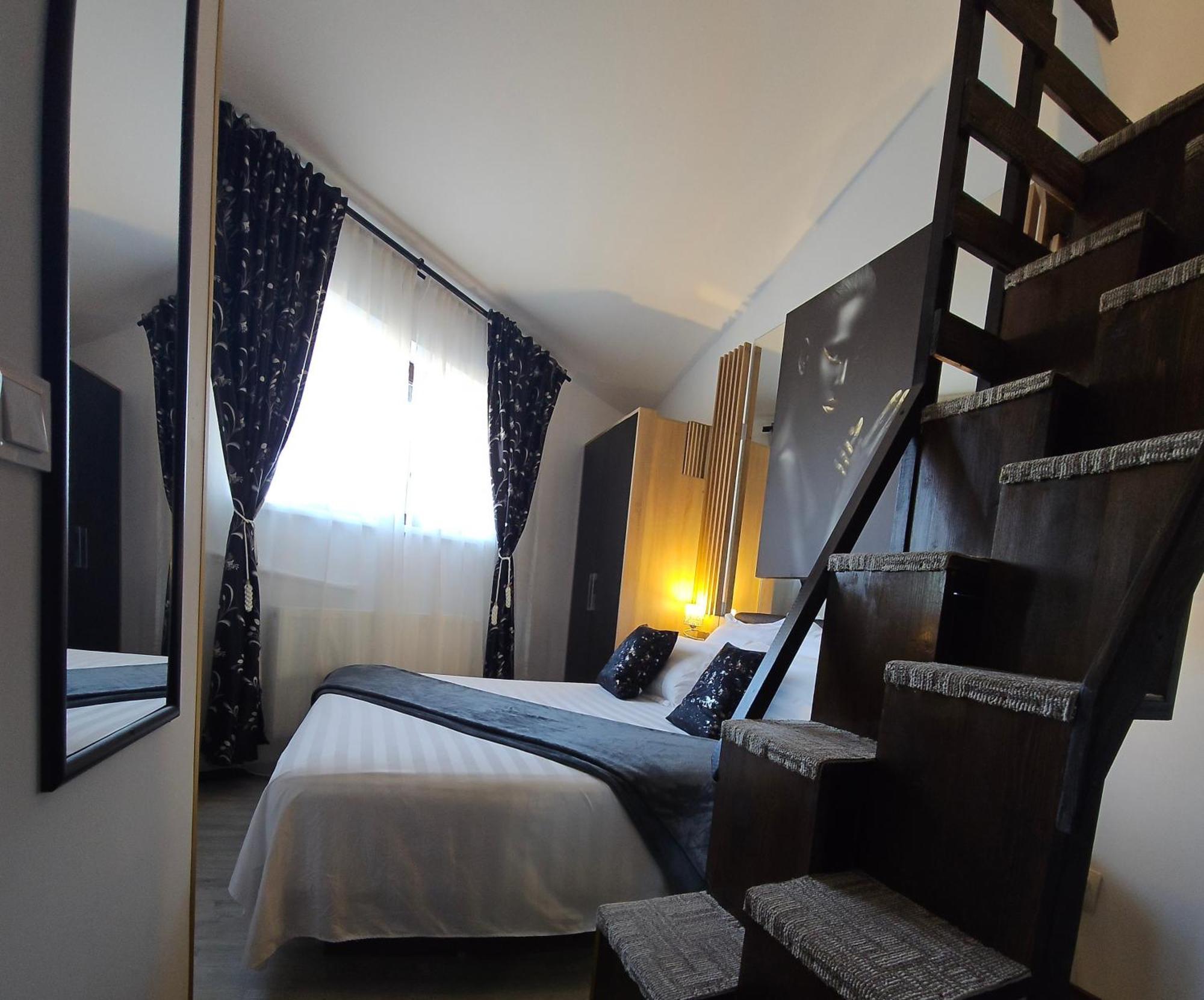 Hotel Theline Bucarest Esterno foto